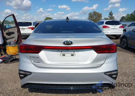 2021 Kia Forte Lxs z USA, uszkodzony, nr VIN 3KPF24ADXME330593